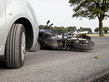 Kreis Aschaffenburg: Schwerer Crash beim Überholen - Biker (53) stirbt in Klinik - Mädchen (10) schwer verletzt